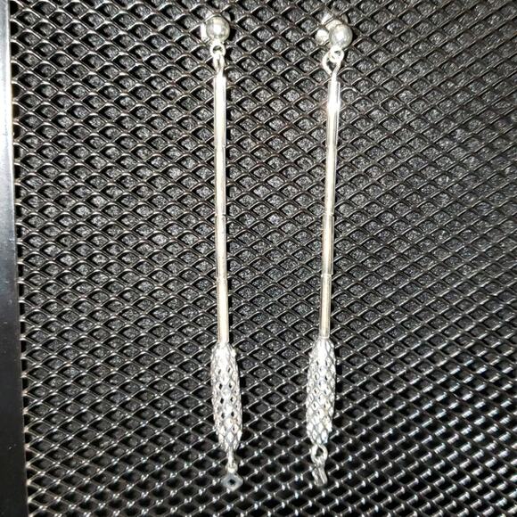 Sleek long silver post earrings - Picture 5 of 8